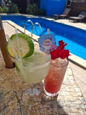 2 ulkouima-allasta, aurinkotuoleja