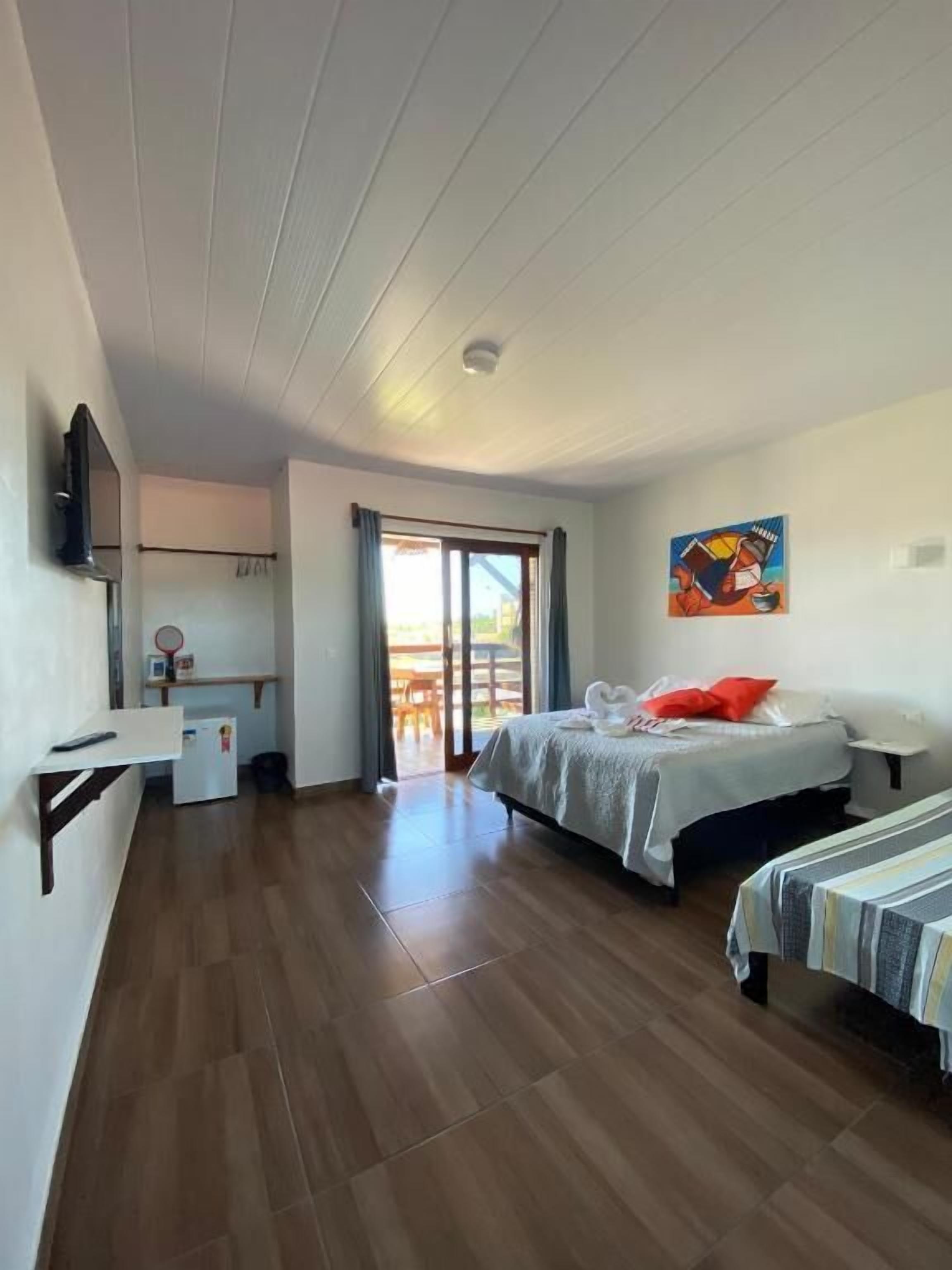 Suíte superior, sacada, vista para o jardim