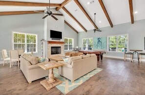 Smart TV, video games, DVD player, books - The Hive Cottage - Ocean & Pool Access (Jekyll Island)