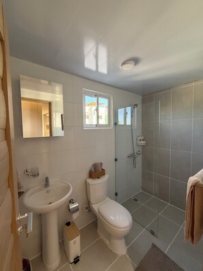 Haartrockner, Handtücher, Seife, Toilettenpapier