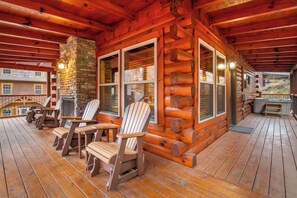 Terrace/patio - Charming Chalet Getaway in Prime Location, with Hot Tub & Pools (Pigeon Forge)