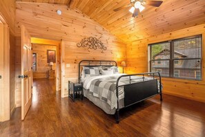 3 bedrooms, WiFi, bed sheets - Charming Chalet Getaway in Prime Location, with Hot Tub & Pools (Pigeon Forge)