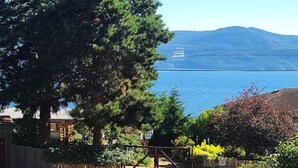 A residential area with a view of a lake and mountains. - MALASPINA HIDEAWAY 2 (Powell River)