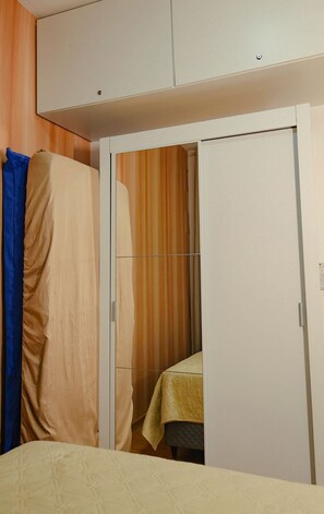 A bedroom with a bed, a wardrobe, and a curtain. - 1503 Apto 2 Qtos completo João Pessoa (Cabedelo)