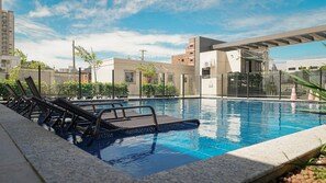 A swimming pool with lounge chairs and a covered area. - 1503 Apto 2 Qtos completo João Pessoa (Cabedelo)