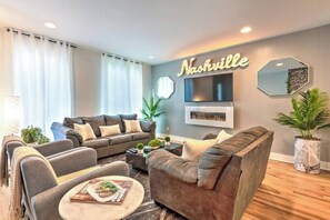 TV, fireplace - 2 Homes | Double Rooftop | 360° DT Views | 24 beds (Nashville)