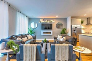TV, fireplace - 2 Homes | Double Rooftop | 360° DT Views | 24 beds (Nashville)