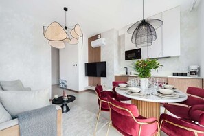 Deluxe Suite, Marina View | Private kitchen | Full-size fridge, oven, stovetop, dishwasher - Sol Marina Q4 Apartments Basen & Welness (Pruszcz Gdanski)