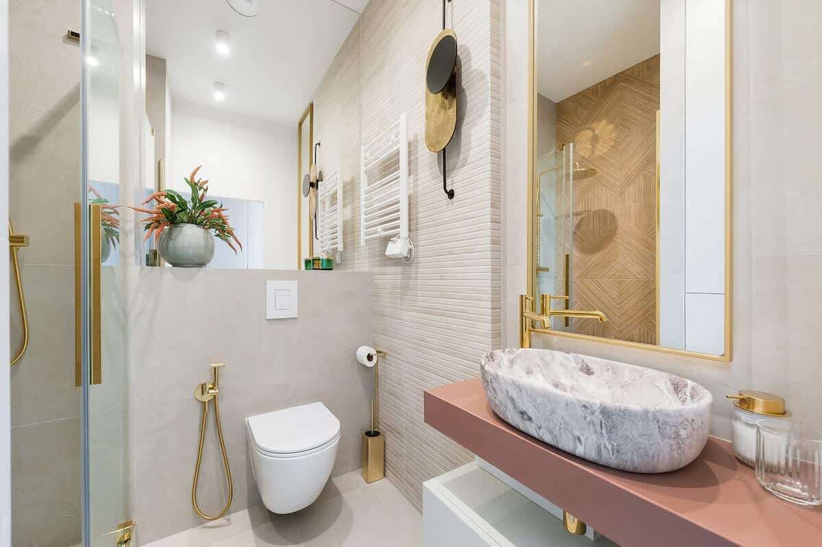 Deluxe Suite, Marina View | Bathroom | Shower, free toiletries, hair dryer, towels