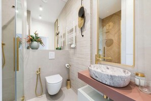 Ducha, artículos de tocador gratuitos, secador de pelo, toallas