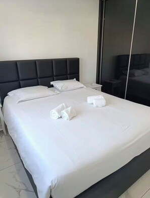 2 habitaciones, tabla de planchar con plancha, wifi y ropa de cama 