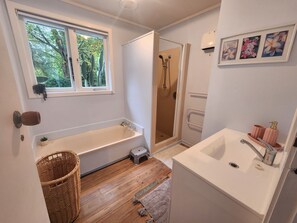 Shower, hair dryer, towels, soap - La Petite Ferme Manor - Spacious Garden Holiday Home (Kerikeri)