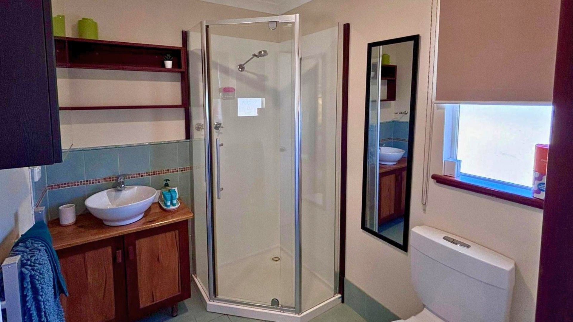Dusche, Haartrockner, Handtücher