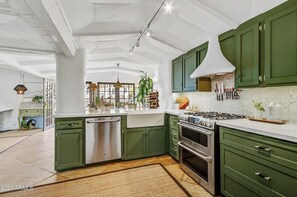 Private kitchen - Historic Casa Manana at Camelback Mountain (Phoenix)