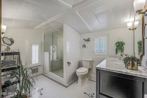 Towels, toilet paper - Historic Casa Manana at Camelback Mountain (Phoenix)