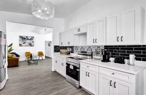 Private kitchen - LUXURY POOL VILLA 5BD 4BR #3, Heated Pool (Miami)