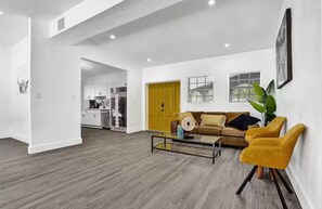 Living area - LUXURY POOL VILLA 5BD 4BR #3, Heated Pool (Miami)