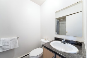 Premier Single Room, Non Smoking | Bathroom | Towels, toilet paper - Turf Hotel (Surrey)