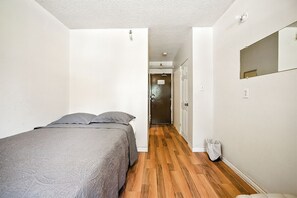 Deluxe Single Room, Non Smoking | Bed sheets