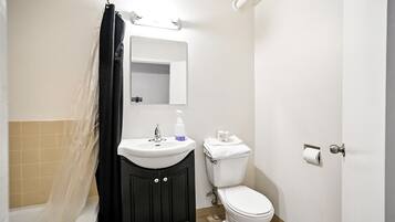 Deluxe Single Room, Non Smoking | Bathroom | Towels, toilet paper