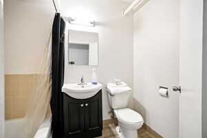 Deluxe Single Room, Non Smoking | Bathroom