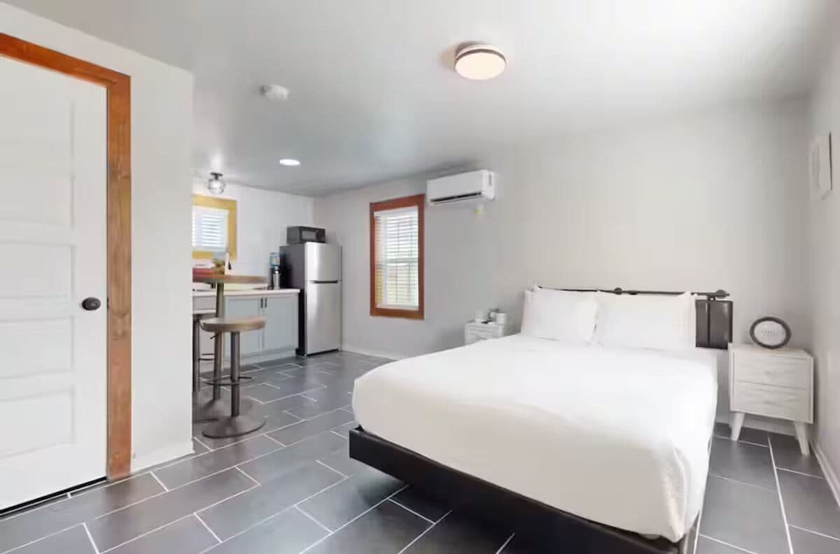 1 habitación, tabla de planchar con plancha, wifi y ropa de cama 