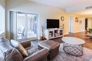 TV - Ocean & Pool Views; Covered Balcony; Easy Beach Access; Community Grills, Kid's Pool & Sundeck! (Hilton Head Island)