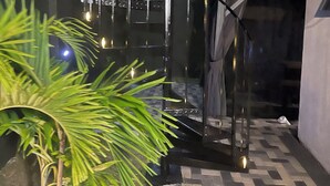 Un edificio moderno con una scala a chiocciola, una struttura in vetro e un pavimento piastrellato.