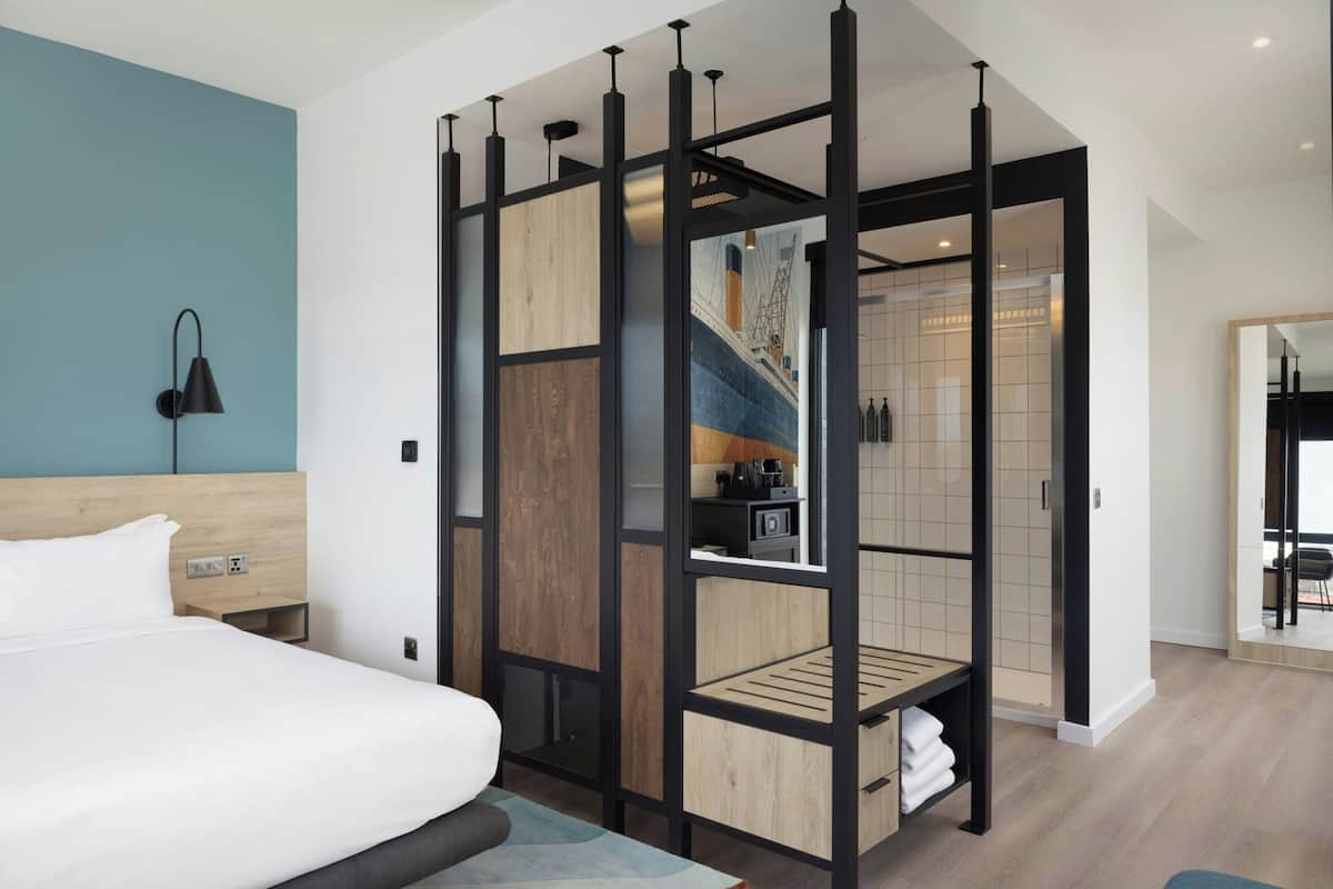 Habitación, 1 cama King size y sofá cama | Ropa de cama hipoalergénica y minibar
