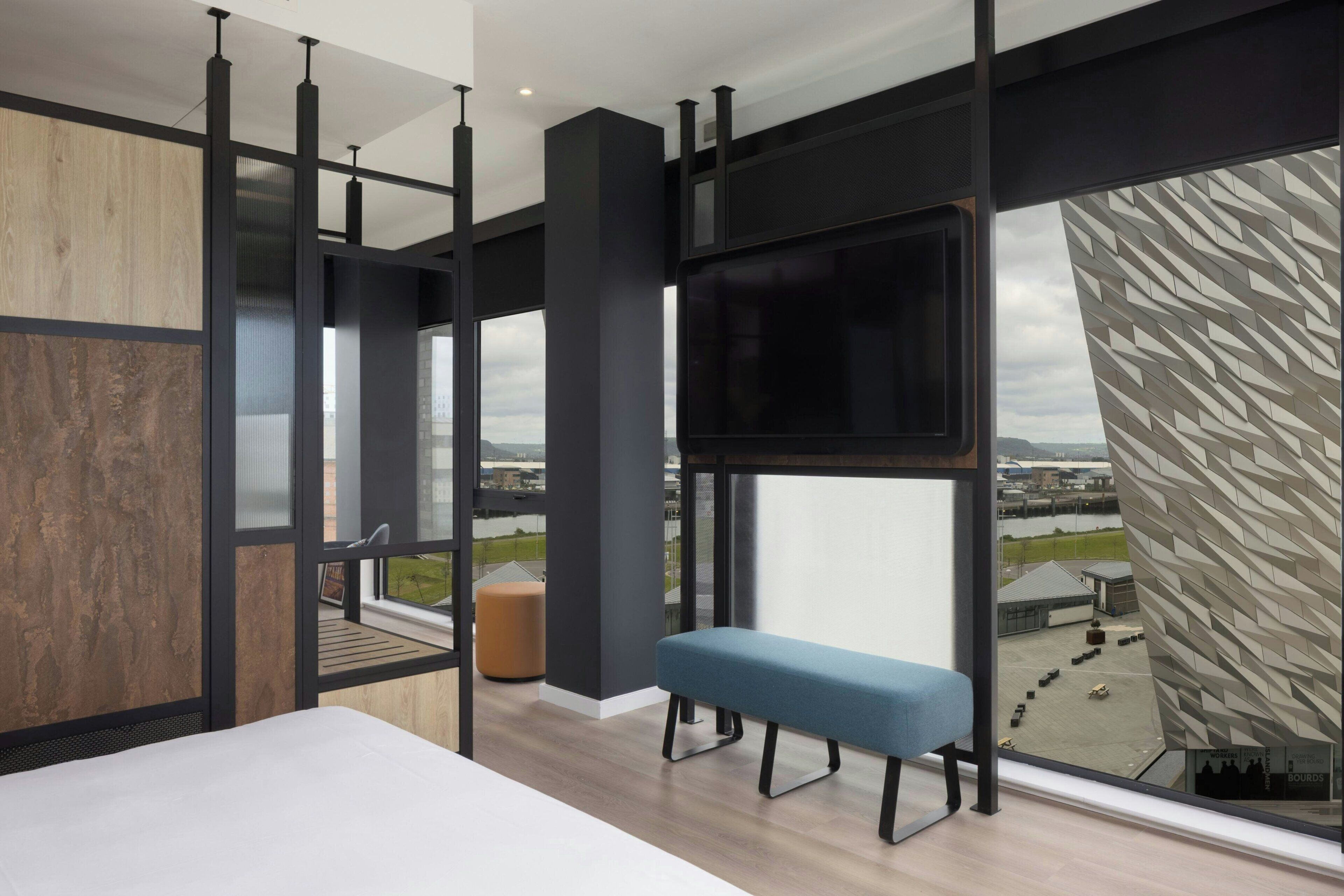 Room, 1 Queen Bed, Corner (View) | Hypo-allergenic bedding, minibar, in-room safe, desk