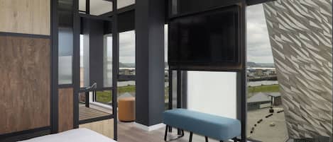 Kamer, 1 queensize bed, hoek (View) | Hypoallergeen beddengoed, een minibar, een kluis op de kamer, een bureau