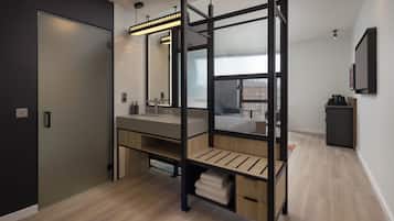 Shower, hydromassage showerhead, free toiletries, hair dryer