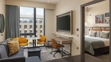 Hypo-allergenic bedding, minibar, in-room safe, desk