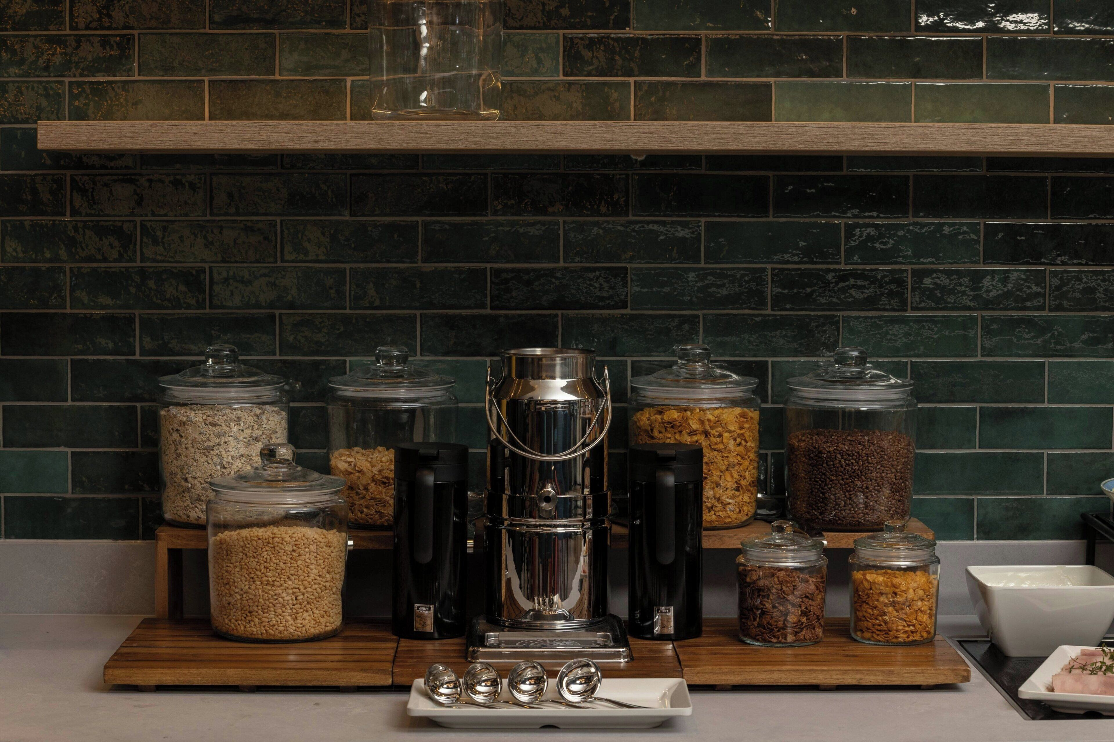 Una encimera de cocina con varios recipientes de almacenamiento de alimentos y una cafetera.