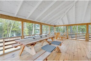 Outdoor dining - Cozy and quiet lakeside cottage with large screened in porch to dine and relax (Ompah)