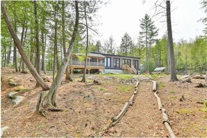 Exterior - Cozy and quiet lakeside cottage with large screened in porch to dine and relax (Ompah)
