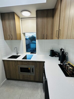 Fridge, microwave, stovetop, dishwasher - Modern Studio Sydney (107) - 2 km to Sydney University (Stanmore)