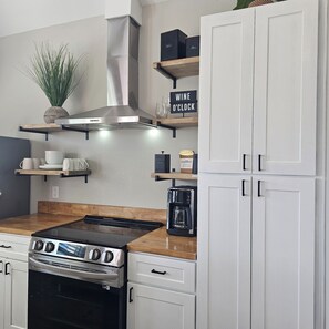 Microondas, horno, placa de cocina y lavavajillas