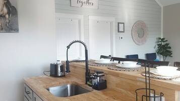 Mikrobølgeovn, ovn, kokeplater og oppvaskmaskin