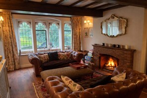Smart TV - Historic 4-Bedroom Retreat for 8 | Parking for 6 | Near Cheddar Gorge (Banwell)