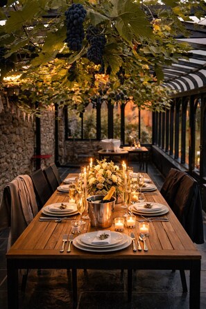 Outdoor dining - Historic 4-Bedroom Retreat for 8 | Parking for 6 | Near Cheddar Gorge (Banwell)