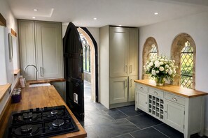Private kitchen - Historic 4-Bedroom Retreat for 8 | Parking for 6 | Near Cheddar Gorge (Banwell)