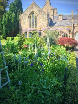 Property grounds - Historic 4-Bedroom Retreat for 8 | Parking for 6 | Near Cheddar Gorge (Banwell)