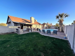 Terrace/patio - Chandler West Manor, play pool &Patio, Pet friendly sleeps 8 (Chandler)