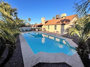 Outdoor pool - Chandler West Manor, play pool &Patio, Pet friendly sleeps 8 (Chandler)