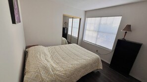 4 bedrooms, iron/ironing board, free WiFi, bed sheets - Chandler West Manor, play pool &Patio, Pet friendly sleeps 8 (Chandler)