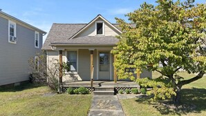 A single-story house with a front porch, a small window, and a tree in front. - Cozy bungalow in downtown Zelie remote-work ready (Zelienople)