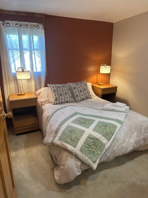 2 bedrooms, iron/ironing board, free WiFi, bed sheets - Cozy bungalow in downtown Zelie remote-work ready (Zelienople)