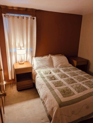 2 bedrooms, iron/ironing board, free WiFi, bed sheets - Cozy bungalow in downtown Zelie remote-work ready (Zelienople)