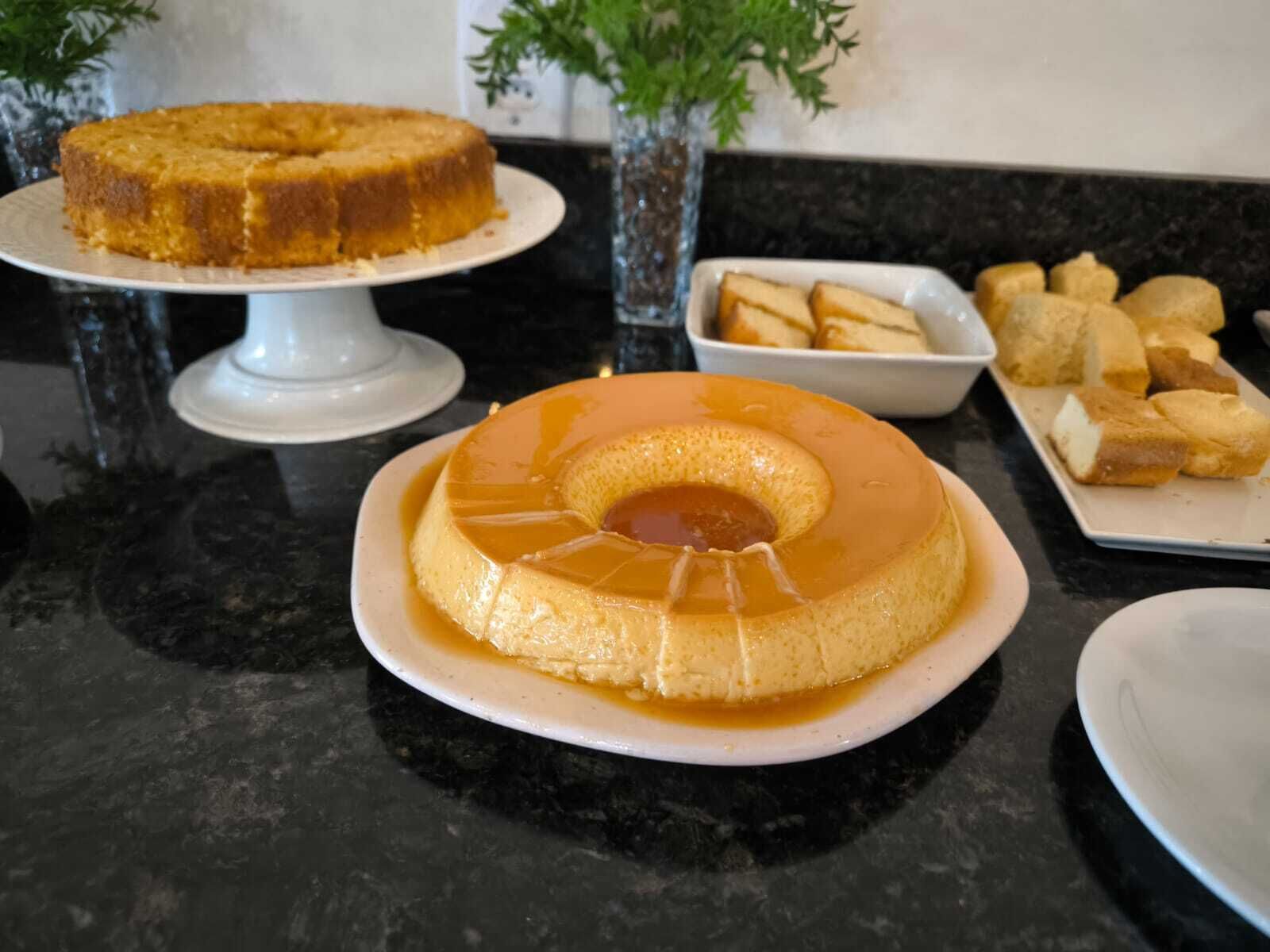 Ein Desserttisch mit einem Karamell-Flan, einem Bundt-Kuchen und anderen Backwaren.